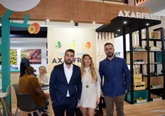 Álvaro Martínez, Melissa Frenchelli y Daniel Postigo, en el Stand de Axarfruit, empresa malagueña productora, importadora y comercializadora de aguacate, mango y limón ecológicos.